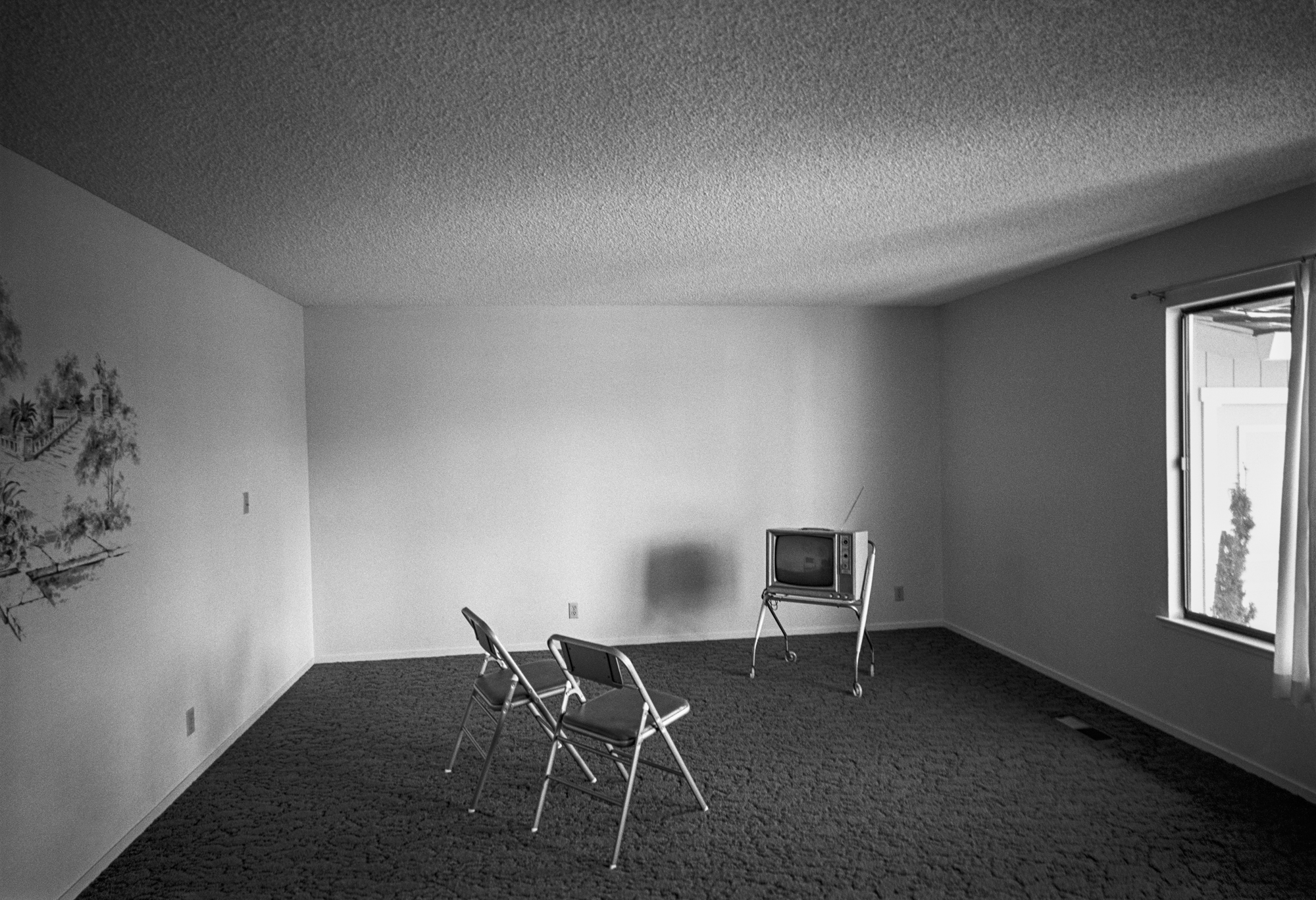 Живу в пустой квартире. Серая комната пустая. Пустая комната со столом. Пустая комната без ремонта. Пустая комната для коллажа.